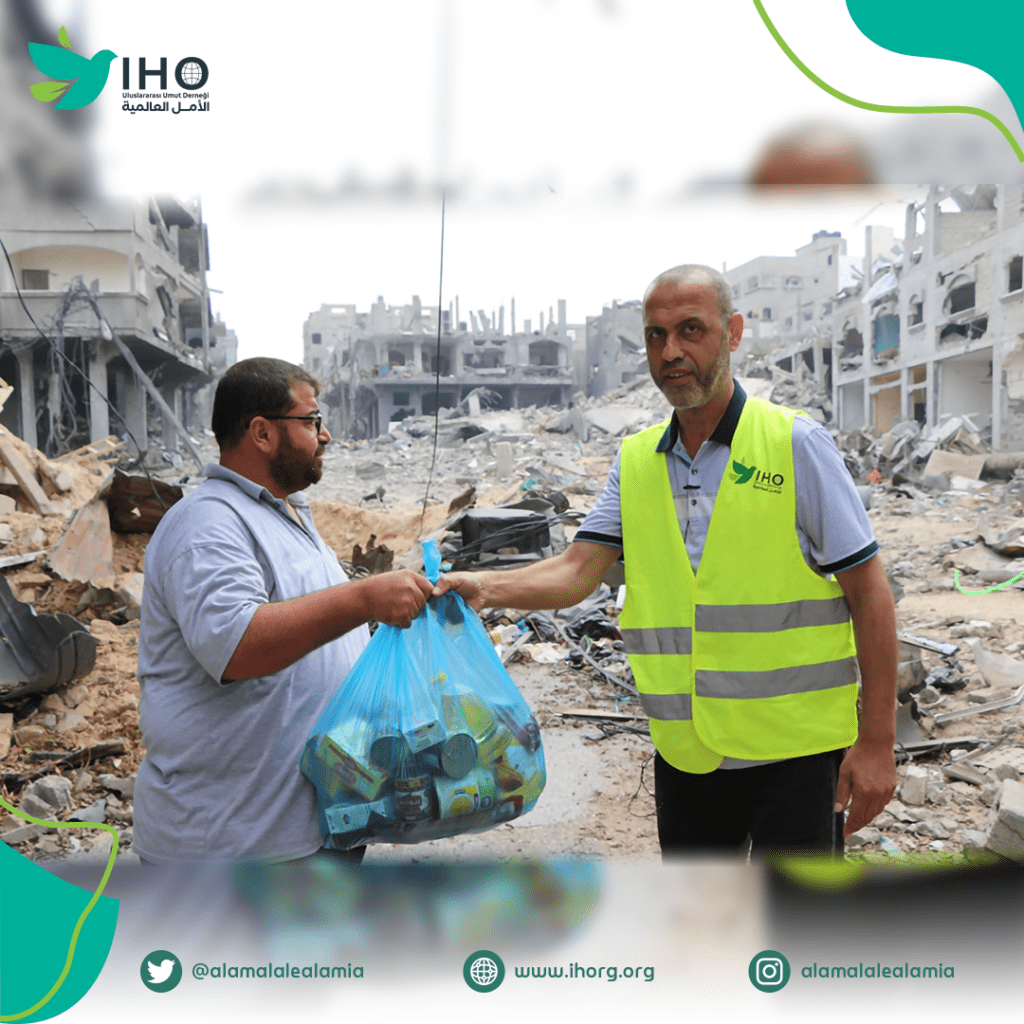 الأمل العالمية توزع وجبات غذائية على النازحين في غزة